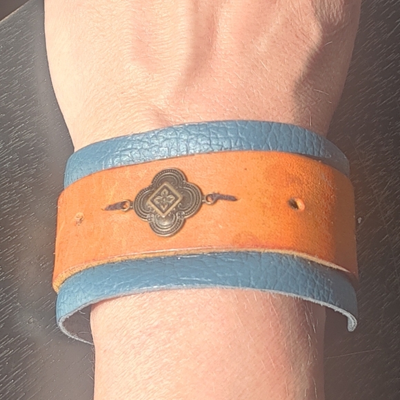 Other - ⭐3 For $21⭐Stylish Teal and Tan Leather Bracelet